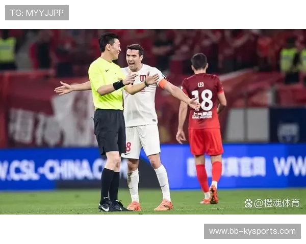 球员赛后积极参与球迷互动增强亲和力与公关形象